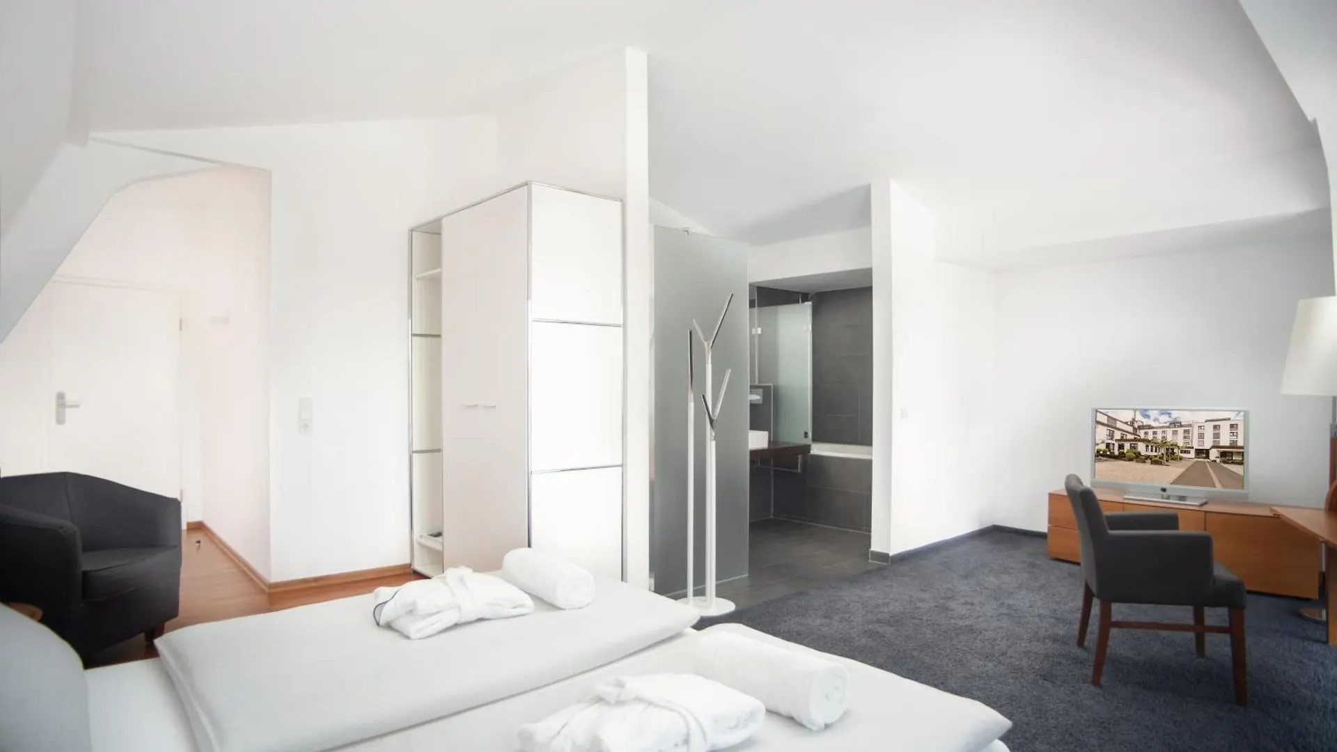 ****  &Repeat Koeln Airport Hotel Germany
